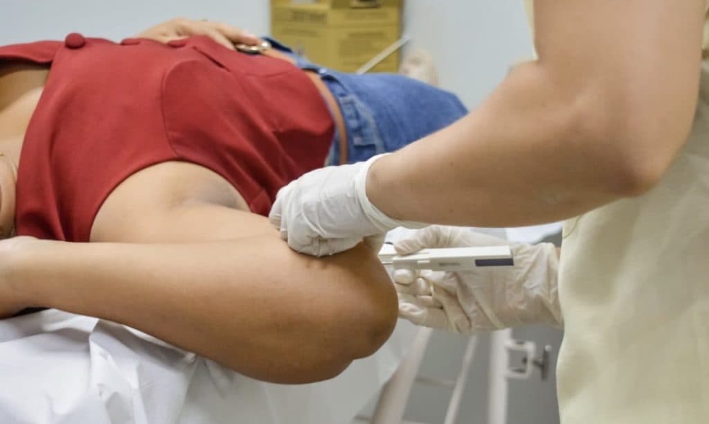 Profissionais de saúde passam por treinamento para inserção de Implanon em mulheres no interior do Amazonas