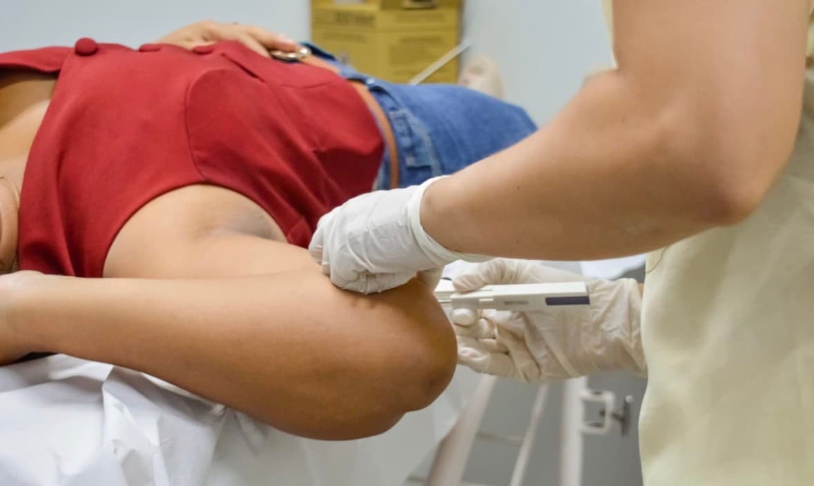 Profissionais de saúde passam por treinamento para inserção de Implanon em mulheres no interior do Amazonas