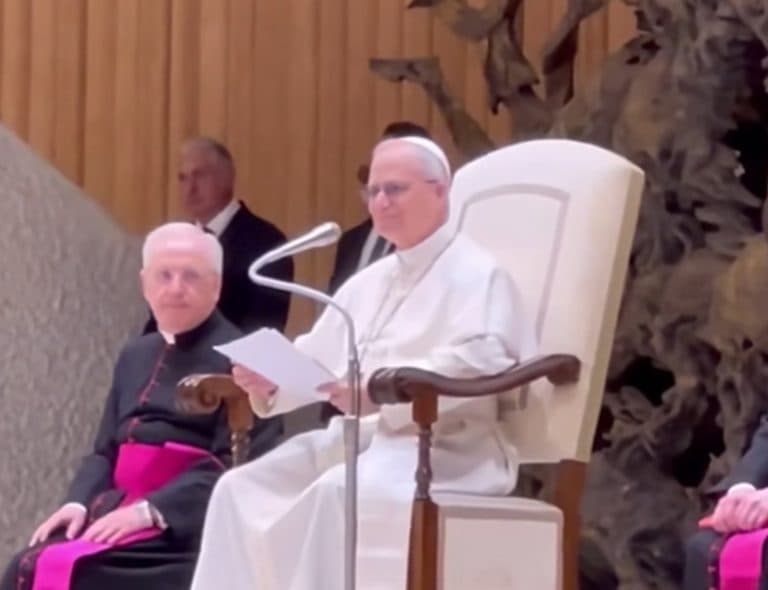 Papa faz orações às famílias das vítimas de incêndio na Suíça