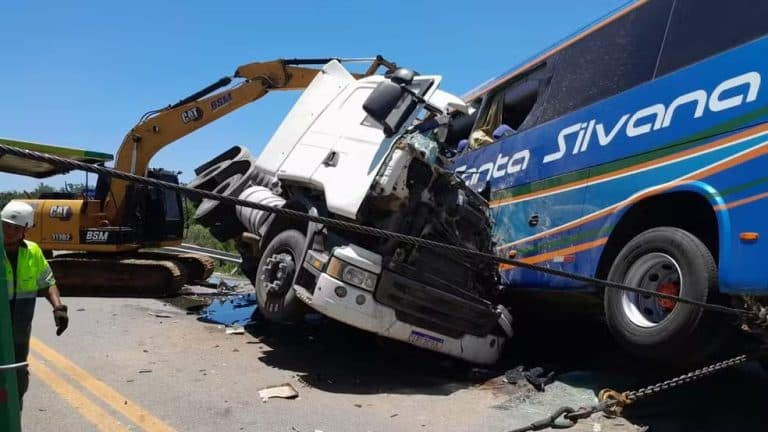 Colisão entre caminhão e ônibus deixa quatro mortos na BR-116, no RS