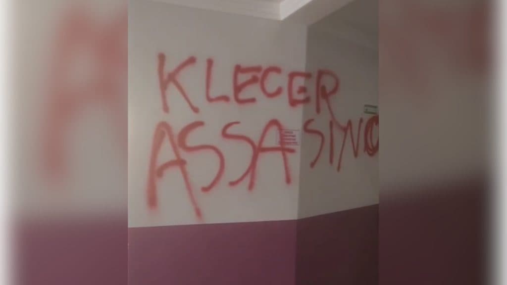 VÍDEO: Apartamento de síndico preso por morte de corretora é invadido e vandalizado