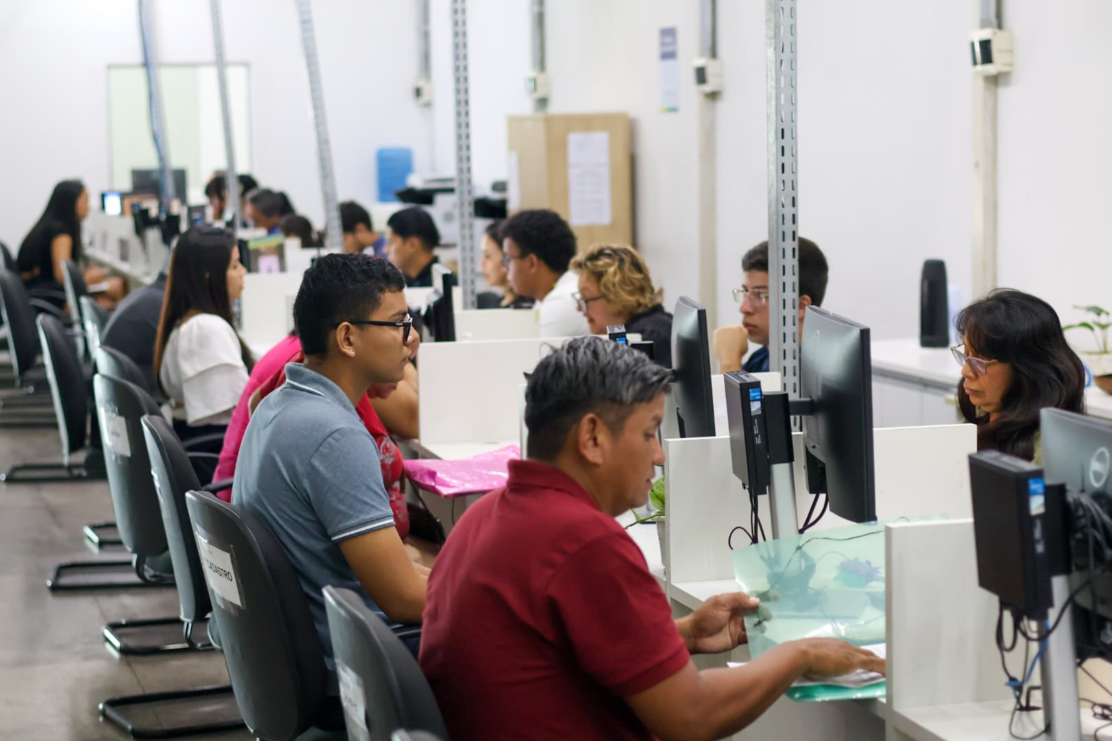 Indústria, comércio e serviços: Sine Amazonas oferta 131 vagas de emprego nesta segunda-feira (26)