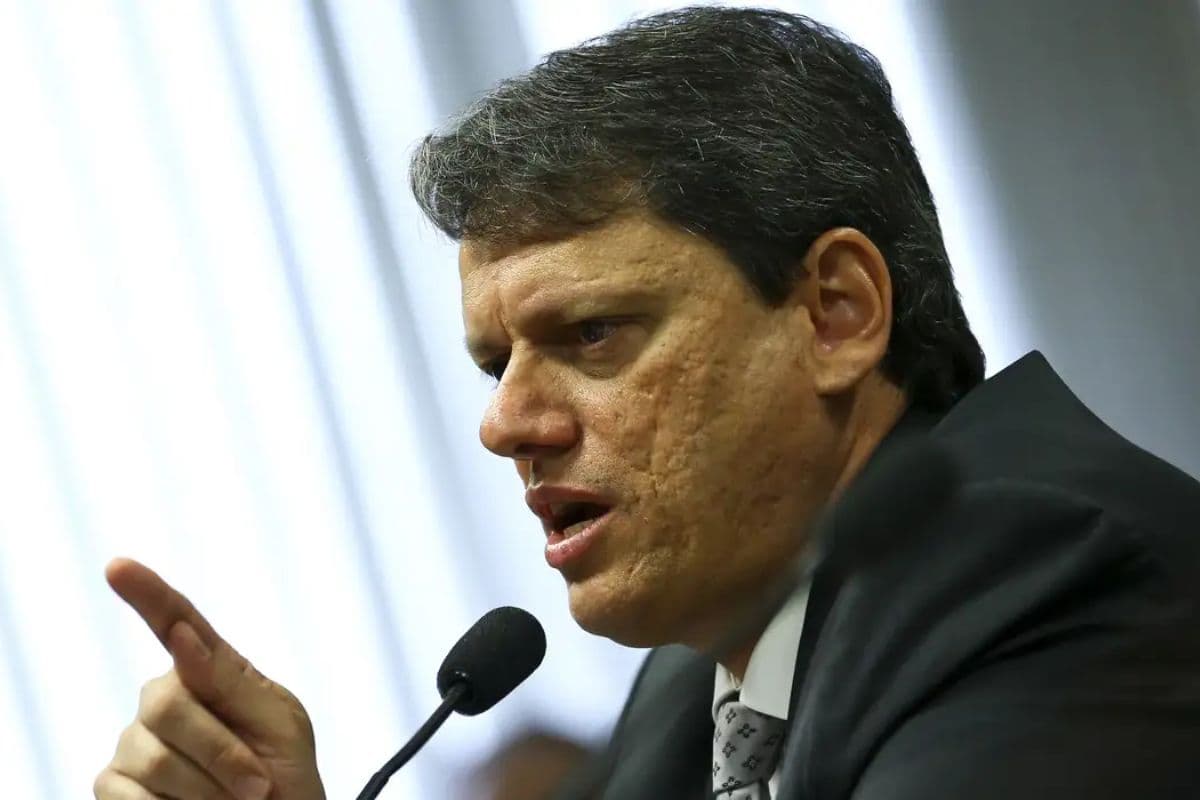 Tarcísio admite ruído com família Bolsonaro para apoiar candidatura de Flávio