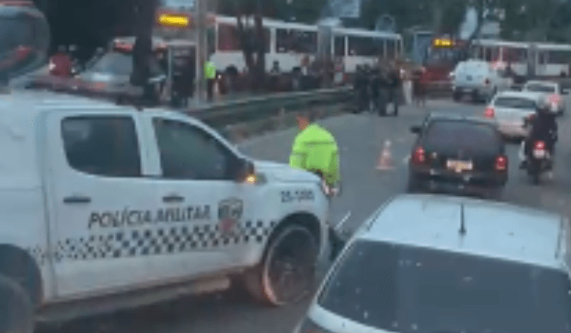 VÍDEO: Motociclista morre ao ser atingido por carro em avenida de Manaus