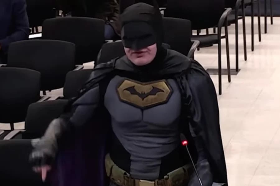 VÍDEO: Homem vestido de Batman protesta contra polícia imigratória dos EUA na Califórnia