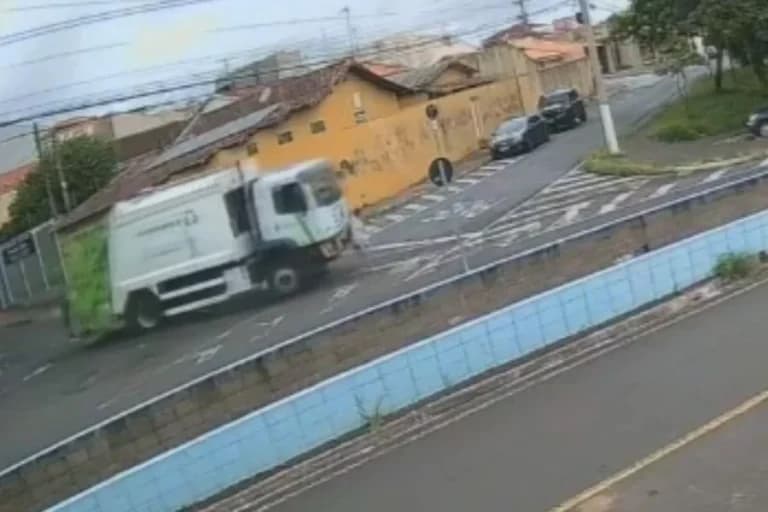 Idosa morre após ser atingida por caminhão de lixo em Franca