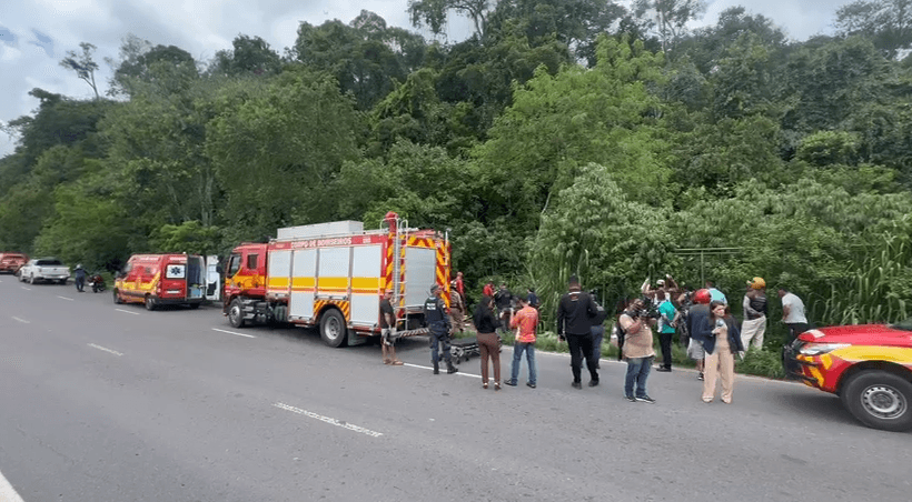 VÍDEO: Caminhão despenca em ribanceira próxima ao Musa após motorista sofrer mal súbito