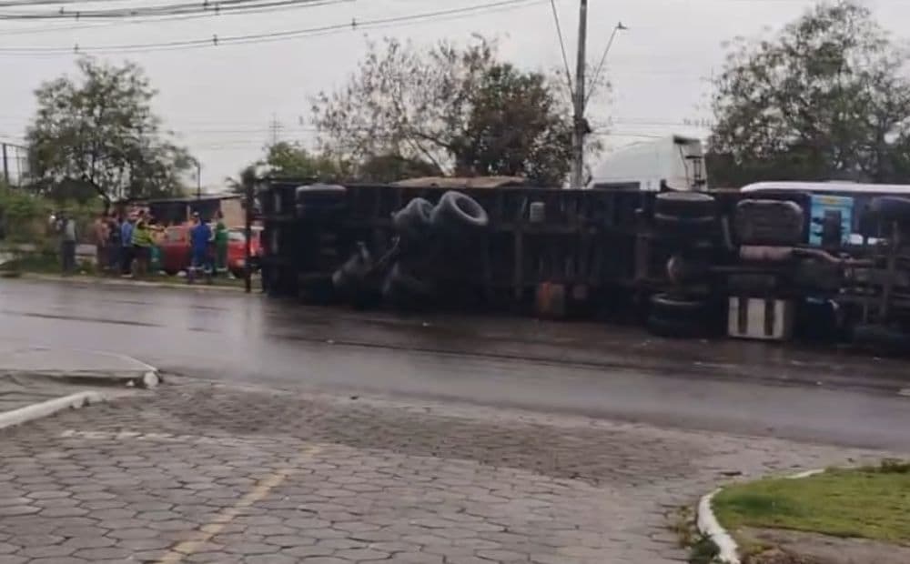 Quebra de eixo durante curva teria causado tombamento de carreta no Distrito Industrial