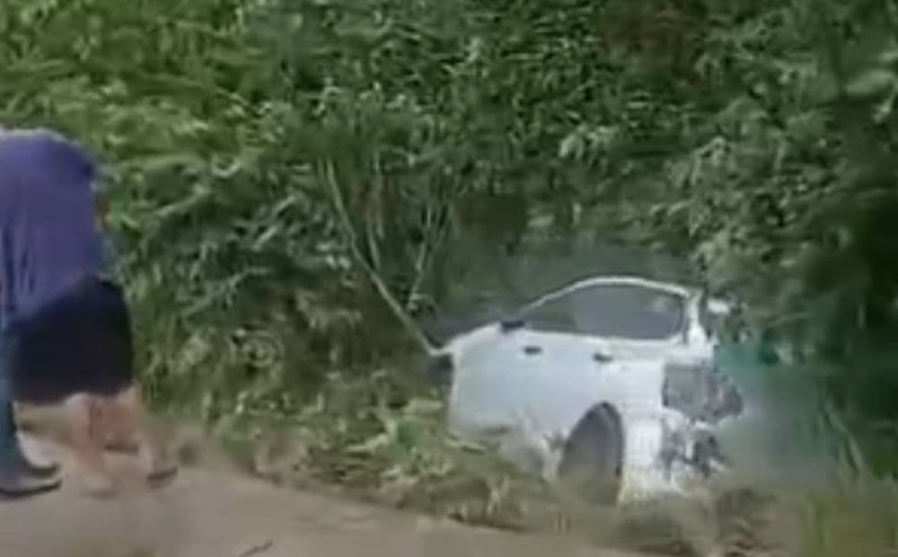 Carro cai em área de mata após chuva na avenida do Turismo, em Manaus