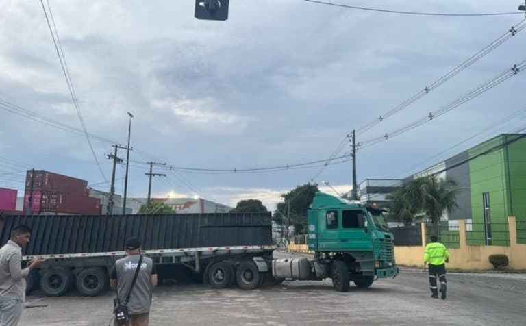 Contêiner de carreta tomba e causa congestionamento próximo ao Porto do Chibatão