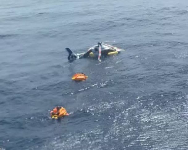 Helicóptero faz pouso de emergência no mar no Rio de Janeiro