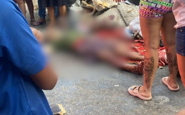 IMAGENS FORTES: Homem é espancado e tem corpo jogado em lixeira no bairro Compensa