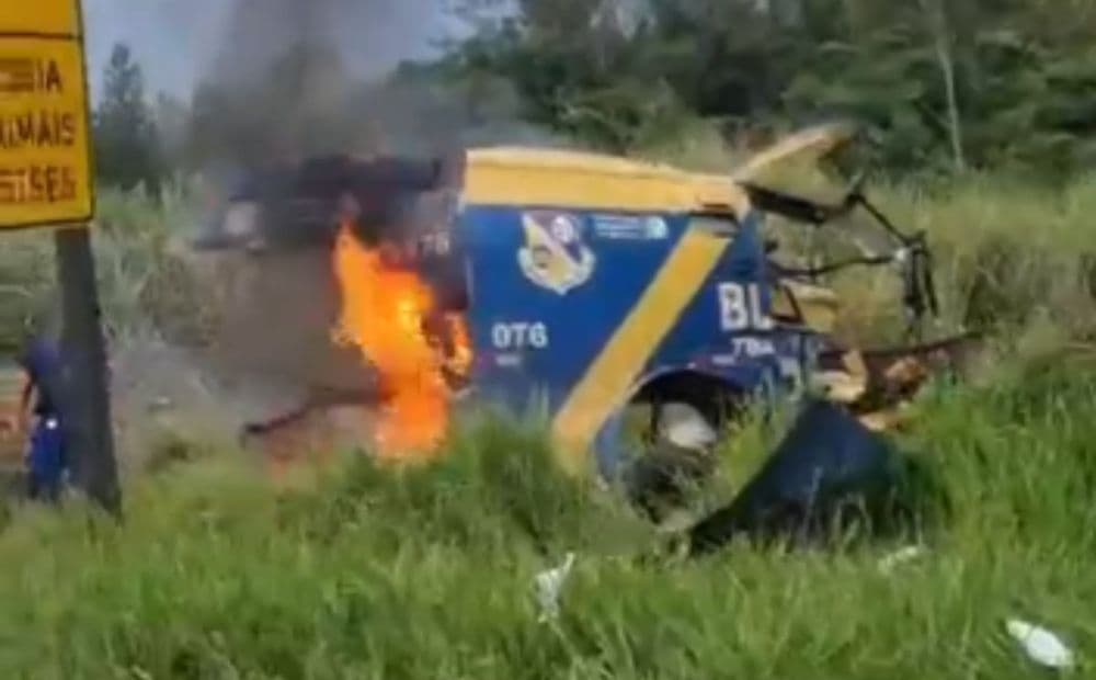 Criminosos explodem carro-forte em rodovia do interior de SP