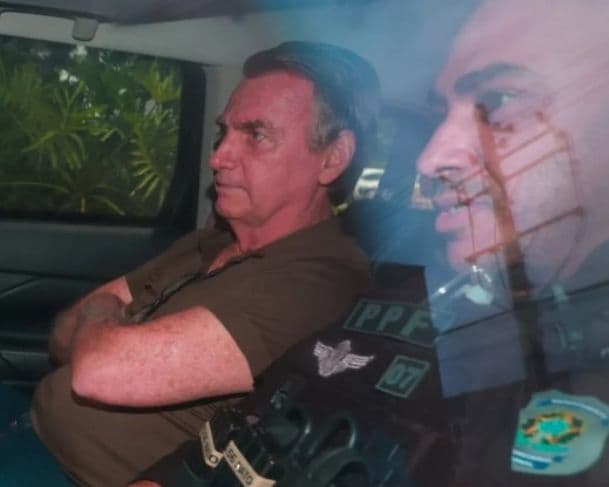 Bolsonaro realiza exames após queda e médico afirma que o ex-presidente sofreu um leve traumatismo craniano