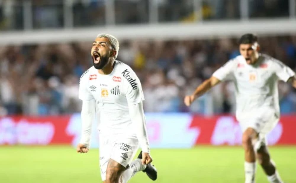 Gabigol marca de falta no fim e Santos empata com Corinthians