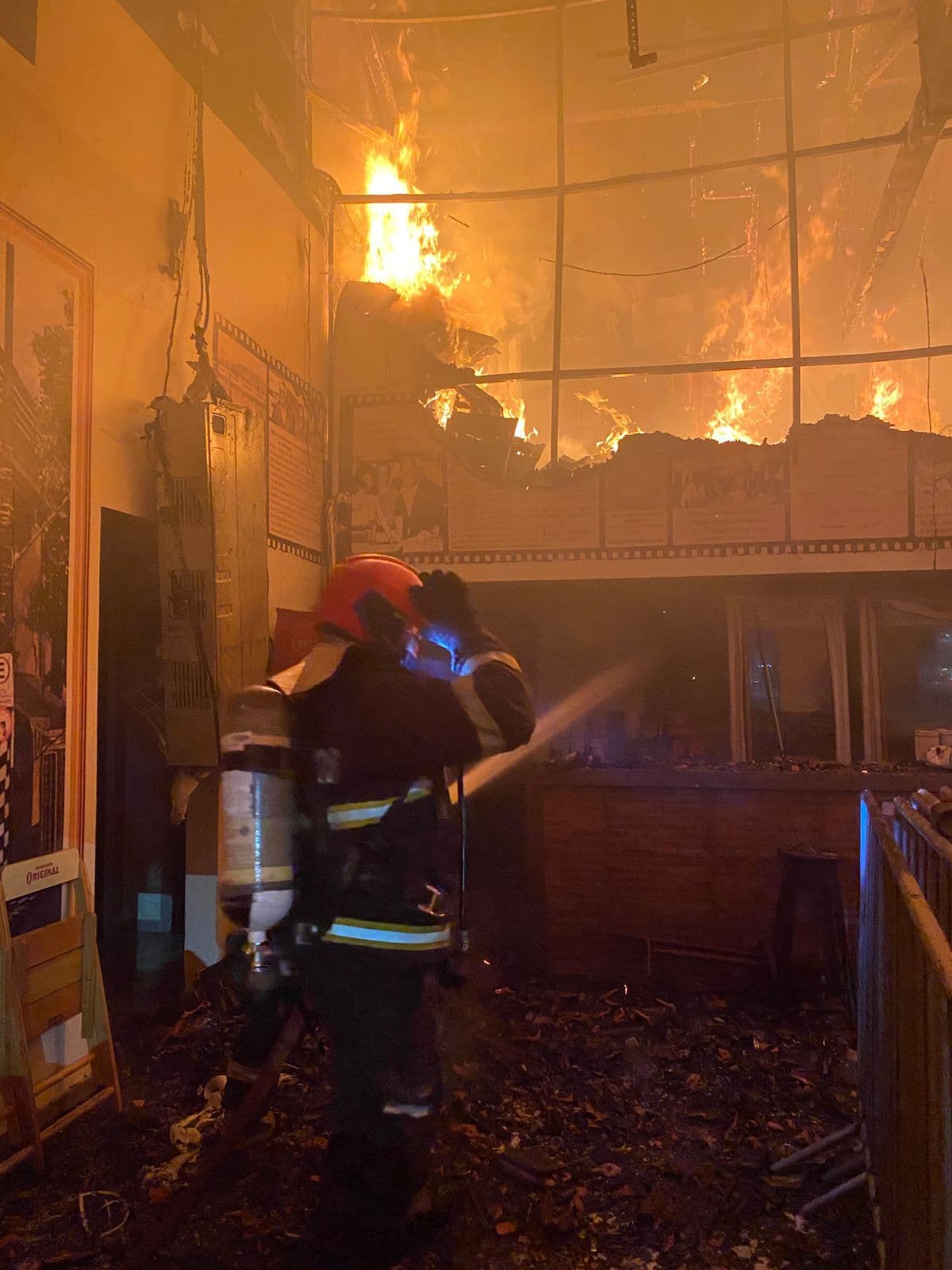 Incêndio no Bar Caldeira comprometeu cerca de 40% da estrutura do prédio, diz o Corpo de Bombeiros