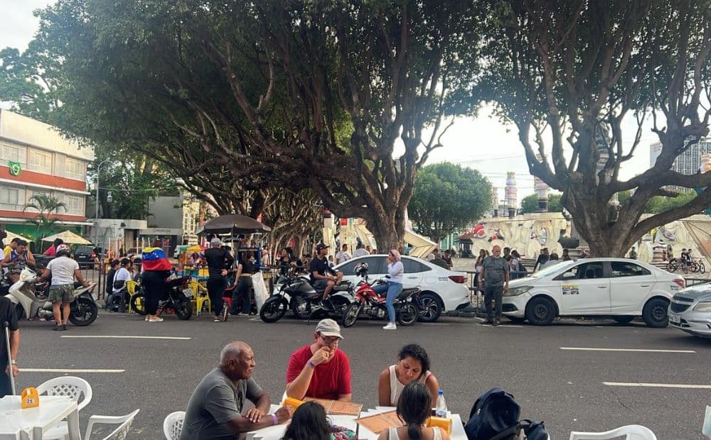 Venezuelanos se reúnem no Largo de São Sebastião para comemorar queda de Maduro