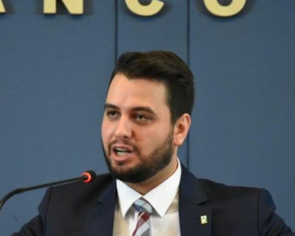 Defesa de Filipe Martins nega que ex-assessor fez uso do LinkedIn e diz que decisão de Moraes foi “vingança”