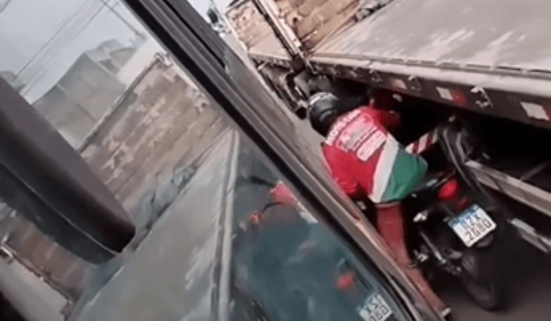 Vídeo mostra motociclista escapando da morte por segundos entre ônibus e caminhão