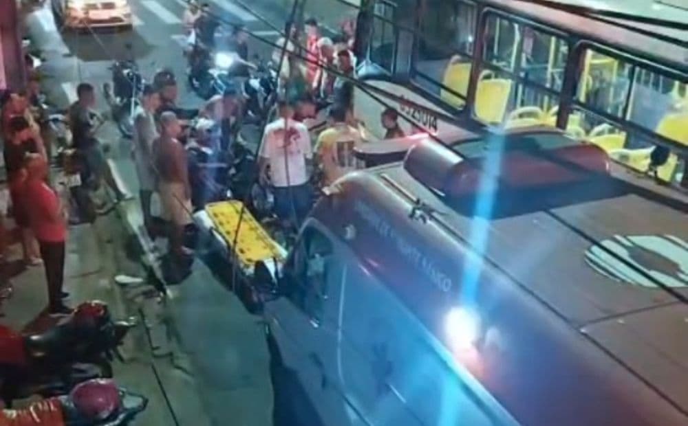 Motociclista tem perna dilacerada após colisão com ônibus em Manaus