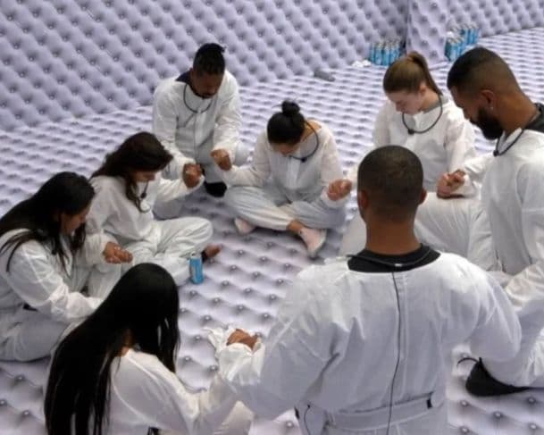 Jornal espanhol chama quartro branco do BBB 26 de “quarto da tortura”