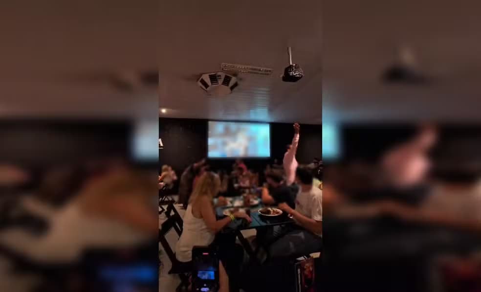 Telão de restaurante exibe vídeo pornô após suposta invasão de sinal em SP