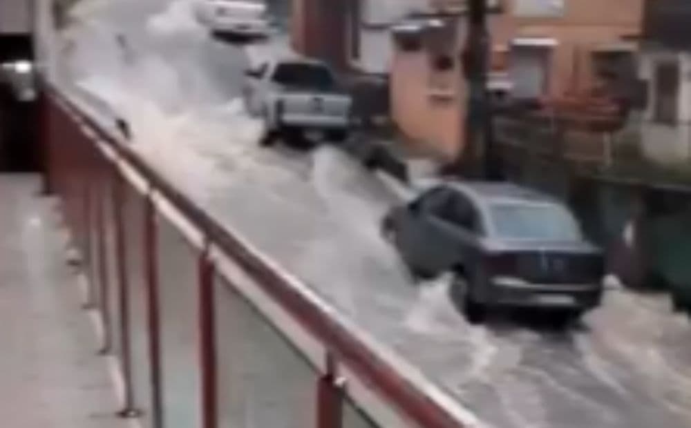 Temporal em Manaus: enxurrada arrasta motocicleta após desabamento de muro na Vila Militar