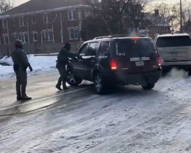 Vïdeo: Mulher é morta a tiros por agente do Serviço de Imigração dos Estados Unidos