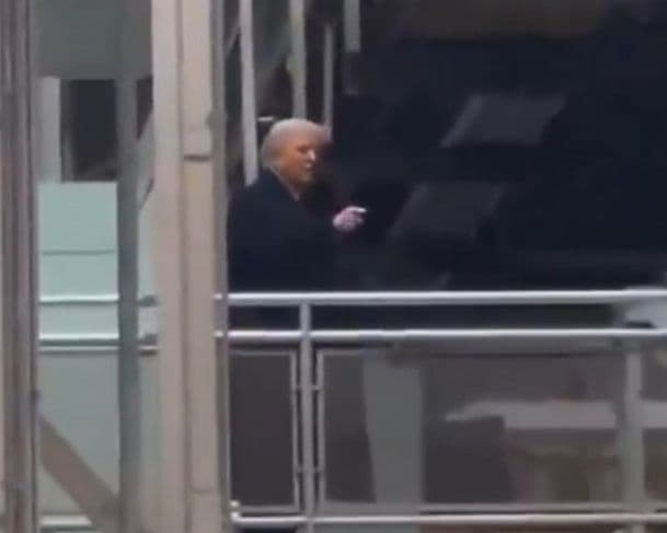 Trump é chamado de “protetor de pedófilo” por trabalhador e responde com gesto obsceno”