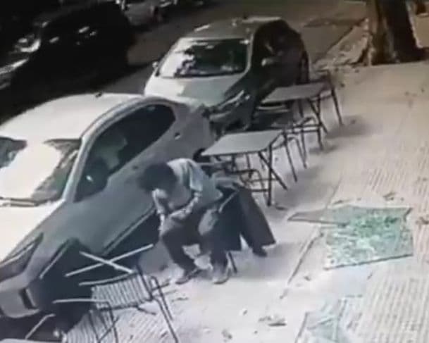 Homem fica ferido após ser atingido por painel de vidro na Argentina