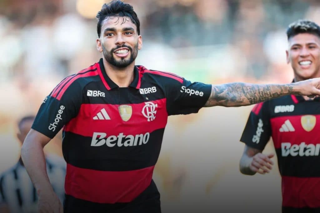 Flamengo vence clássico com brilho de Paquetá e falhas de Neto