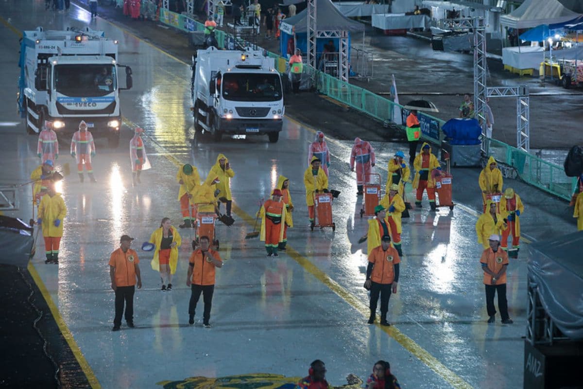 Mais de 35 toneladas de lixo são recolhidas do sambódromo no Carnaval de Manaus