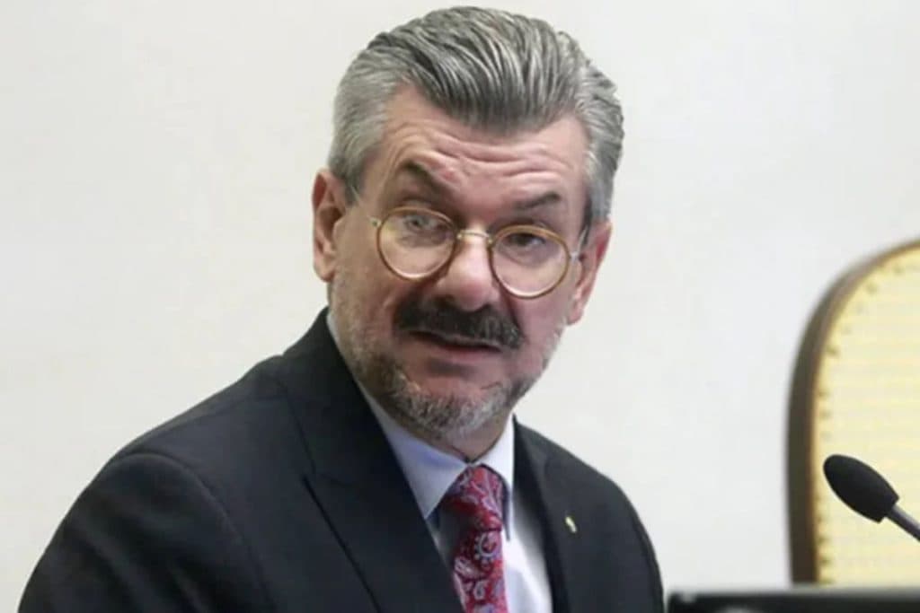 Às vésperas de sessão no STJ, ministro apresenta atestado e se afasta por 90 dias