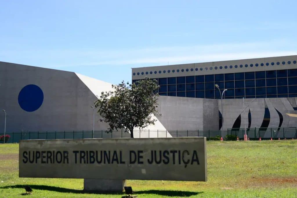 Ministro do STJ é acusado de assédio sexual por jovem de 18 anos em Santa Catarina