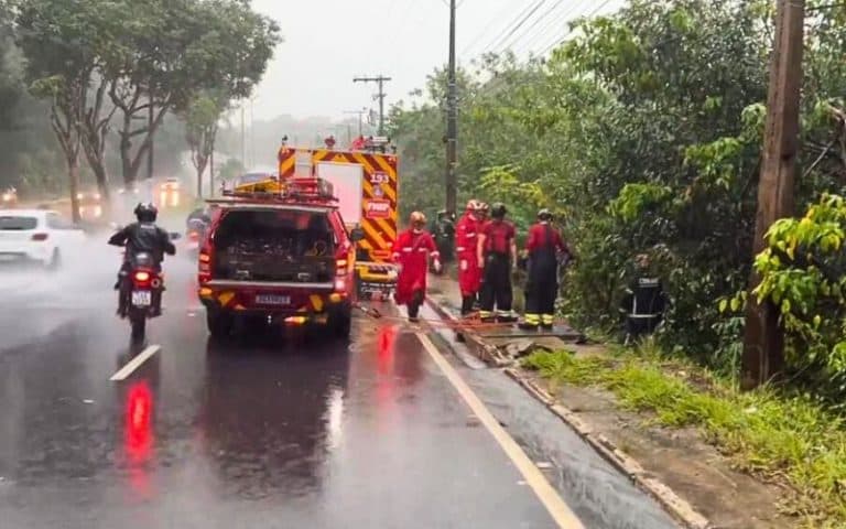 Casal é arremessado para ribanceira em acidente entre moto e carro em Manaus