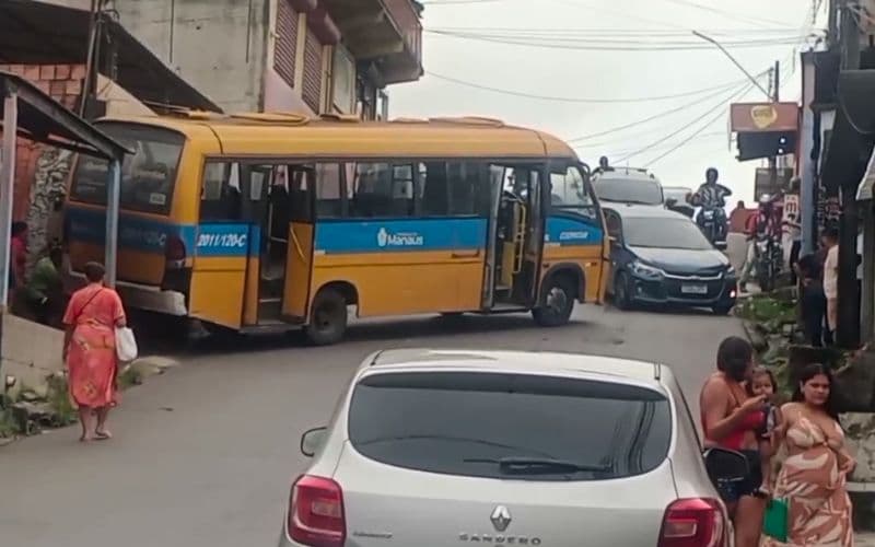 VÍDEO: ‘Amarelinho’ perde controle e colide com carro e casa em Manaus