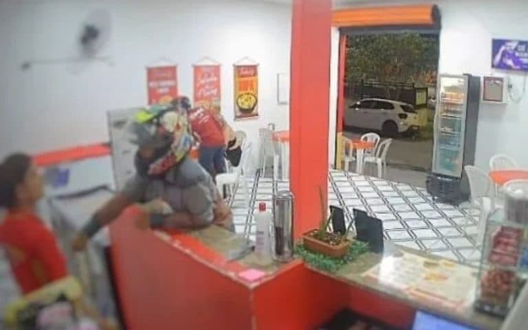 VÍDEO: Dupla de assaltantes rende vítimas em Manaus