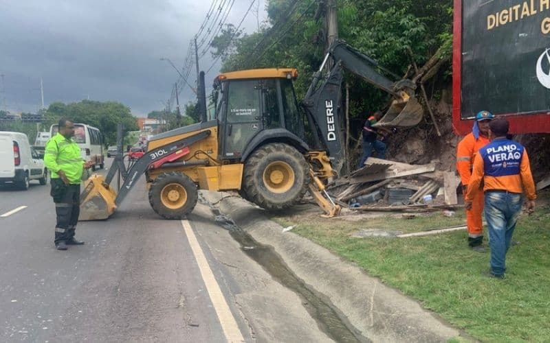 Borracharia clandestina que ocupava calçada na Torquato Tapajós é demolida