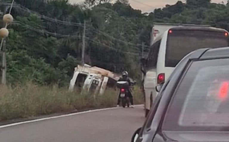 Caçamba tomba na AM-070 próximo a Iranduba