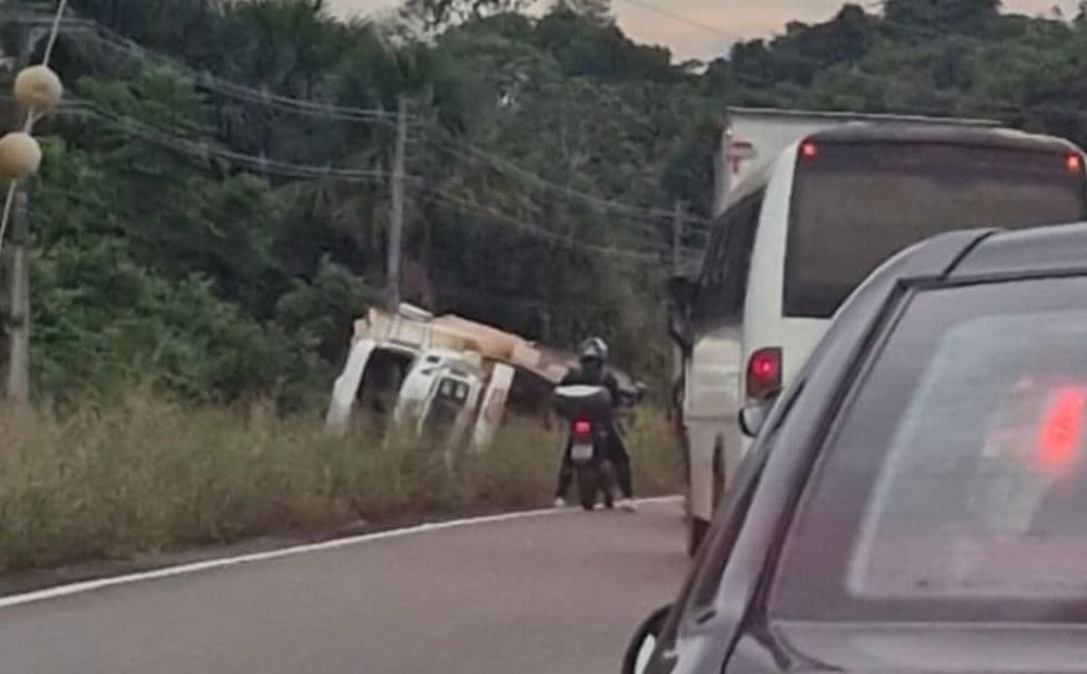 Caçamba tomba na AM-070 próximo a Iranduba