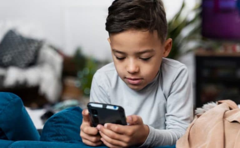 Uso de óculos em crianças cresce com aumento da exposição a celulares e tablets