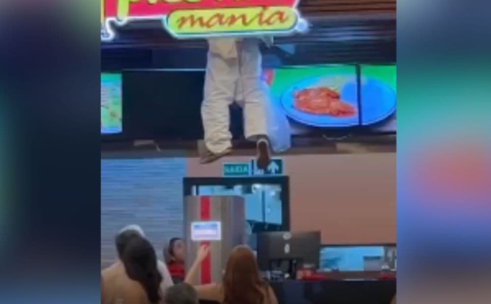 Vídeo mostra funcionário pendurado no teto em shopping de Manaus