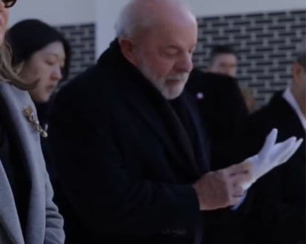 Lula ganha luva personalizada com quatro dedos durante visita à Coreia do Sul
