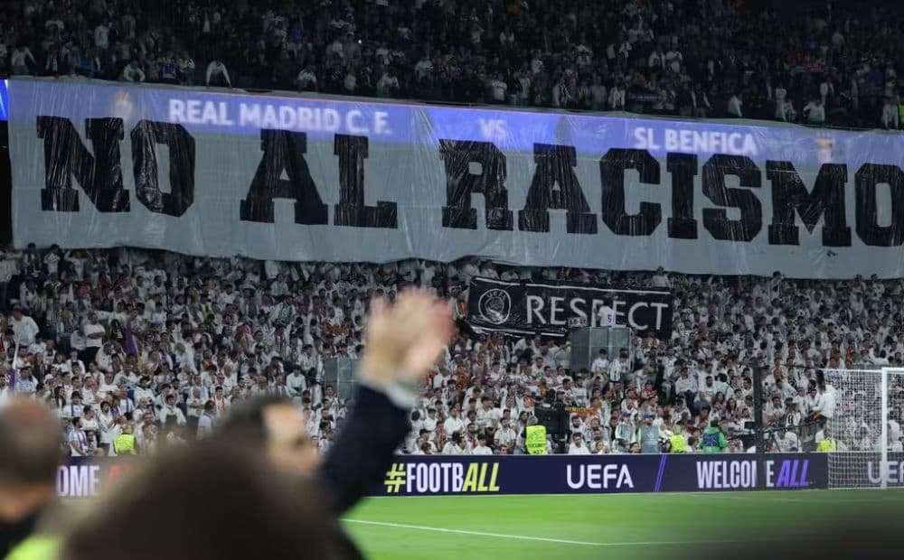 Real Madrid faz ato contra o racismo e torcida homenageia Vini Jr. na Liga dos Campeões