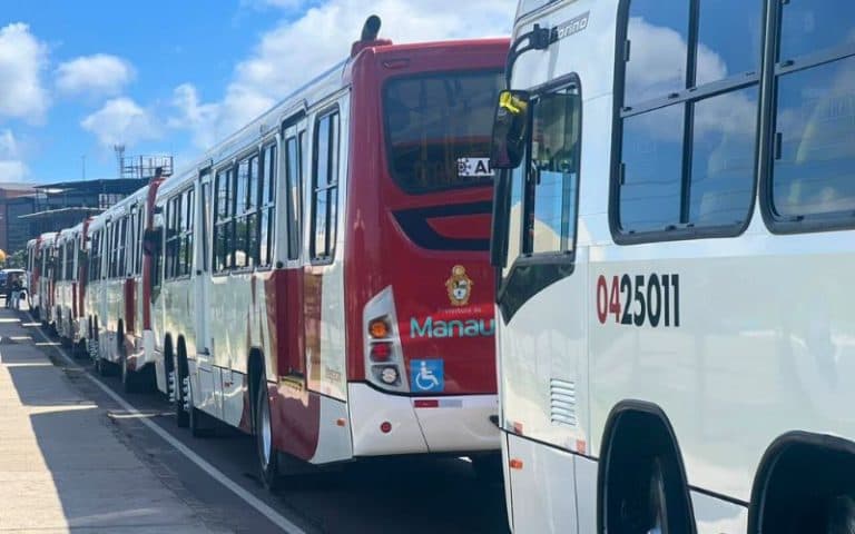 Prefeito de Manaus anuncia redução do vale-transporte para R$ 5 e entrega 25 ônibus