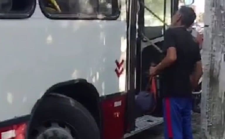 Veja momento que homem é preso com artefato explosivo dentro de ônibus no Centro