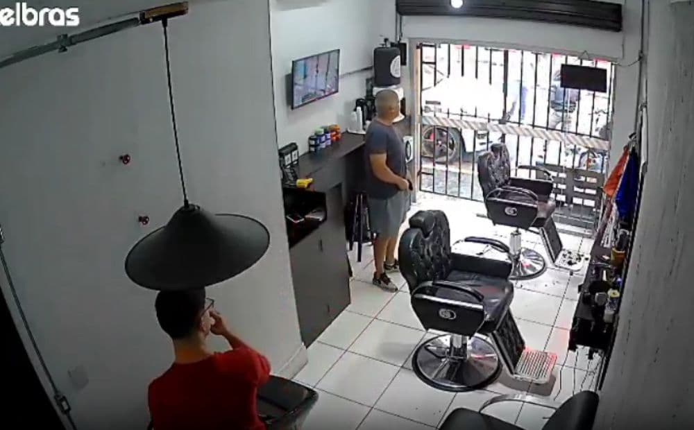 Policial de folga reage a assalto e mata suspeito que tentava roubar carro de luxo