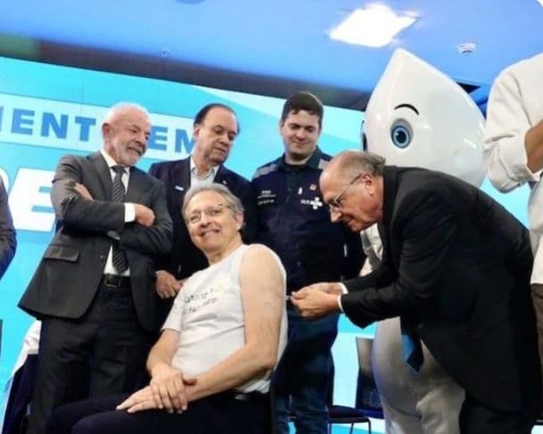 Primeira dose de vacina contra a dengue é aplicada por Alckmin e Padilha nesta segunda-feira (9)