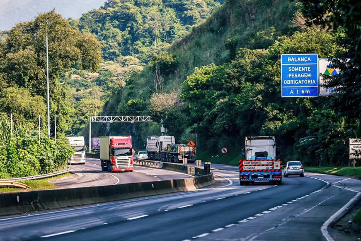 Governo propõe flexibilizar descanso de caminhoneiros e reforçar regras do frete mínimo