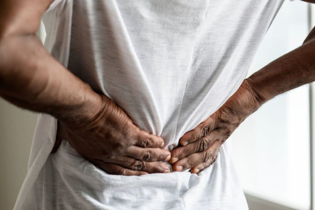 Dor no nervo ciático: saiba o que causa, quais são os sintomas e quando buscar tratamento